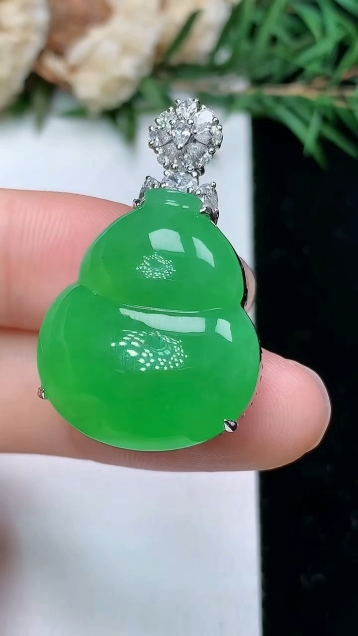 天然A货翡翠葫芦吊坠，尺寸23-20.4-11.4，重量:9.50g
4月4日