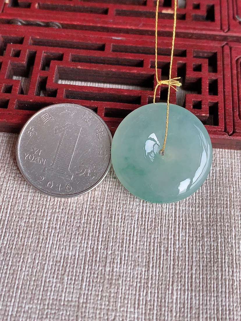 天然A货翡翠飘花平安扣吊坠 
尺寸25.8-6mm 重量8.95g 0404