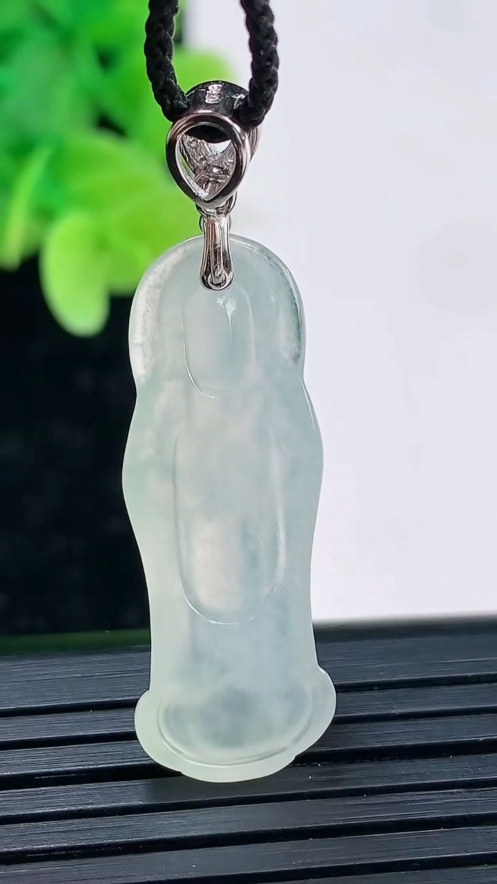 天然A货翡翠观音菩萨吊坠尺寸30.9-11.4-4.9重量:3.38g
4月4日