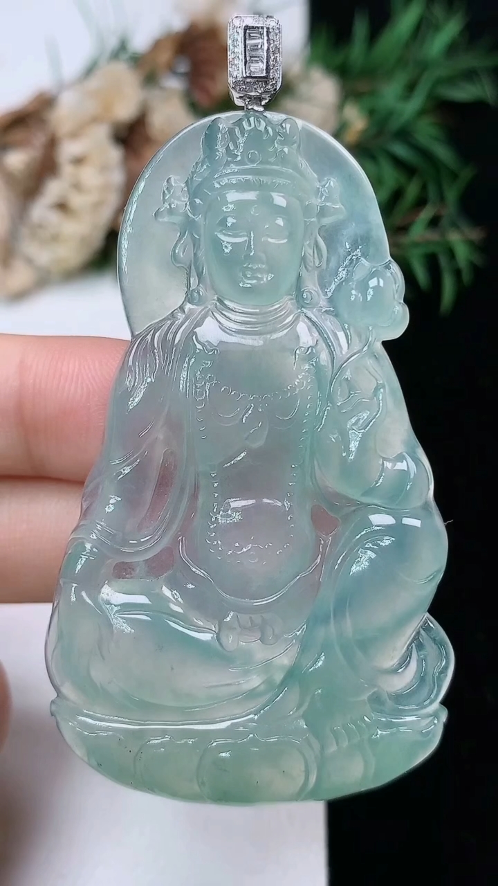 天然A货翡翠大势至观音菩萨吊坠，尺寸59.8-35.3-4.9，重量:20.74g
4月4日