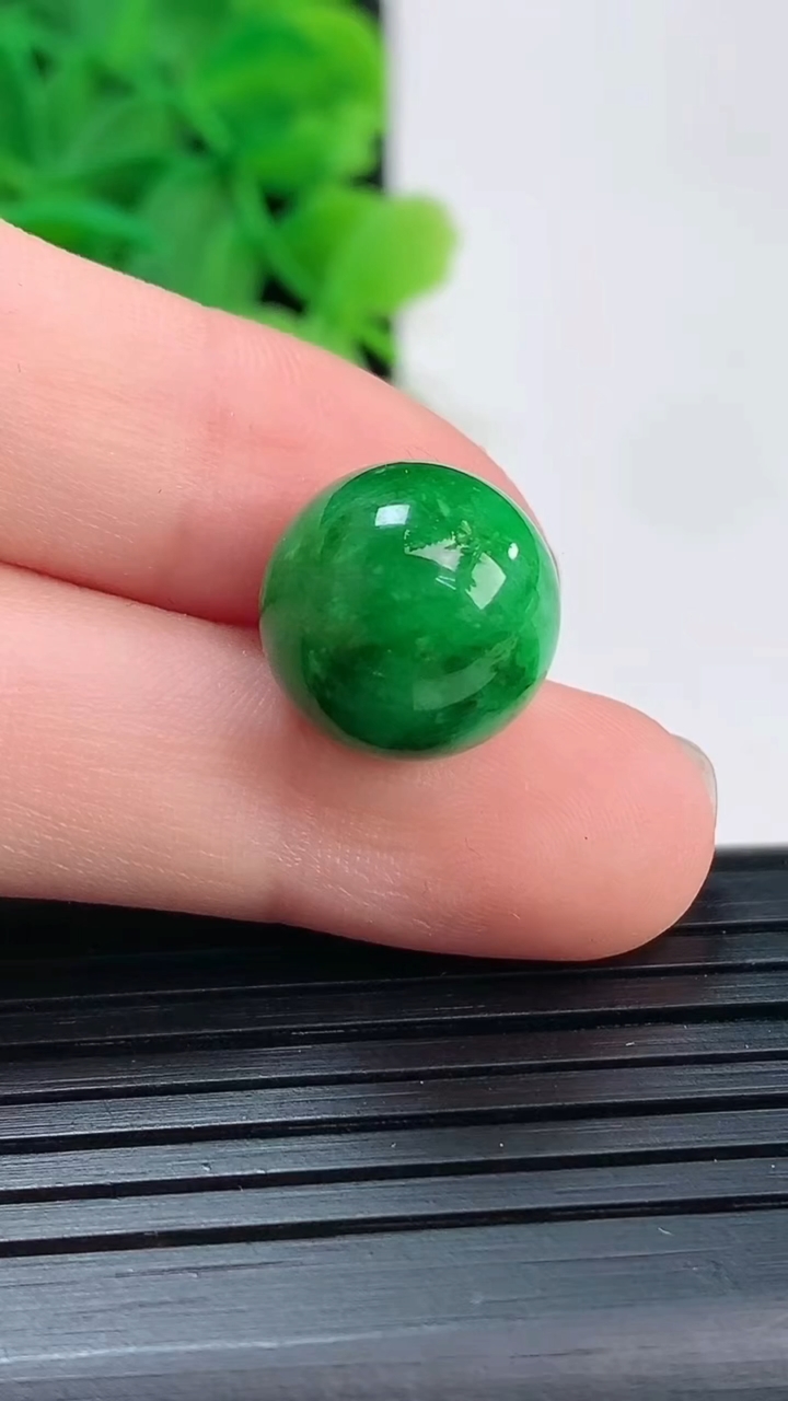 天然A货翡翠圆珠镶嵌件尺寸12.7重量:3.48g
4月4日