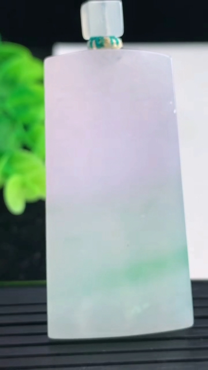 天然A货翡翠无事牌吊坠尺寸53.1-27.3-6.3重量:32.92g
4月4日