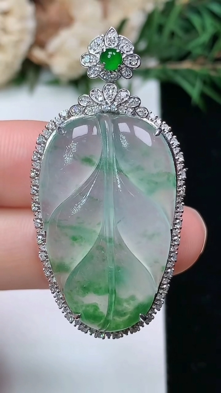 天然A货翡翠金枝玉叶 叶子吊坠，尺寸43.2-22-10.3，裸石29.2-18.6，重量:8.40