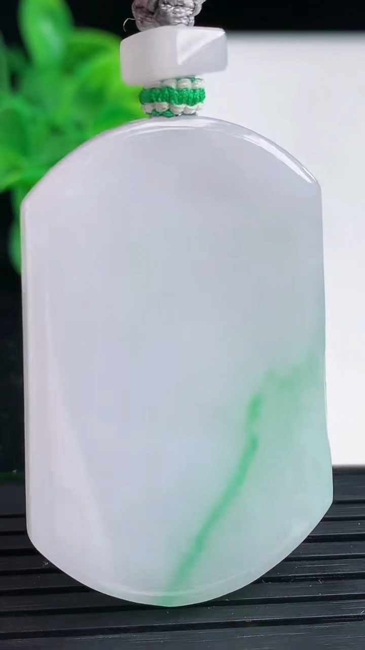 天然A货翡翠无事牌吊坠尺寸47.7-31.3-5.2重量:25.52g
4月4日