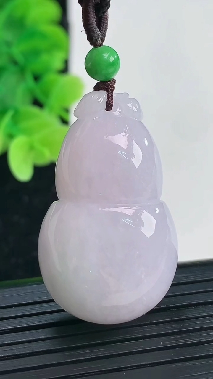 天然A货翡翠紫罗兰葫芦吊坠尺寸36.1-22-12.1重量:18.06g
4月4日