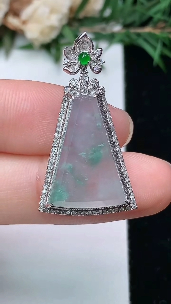 天然A货翡翠无事牌吊坠，尺寸30.9-17-7.6，裸石18.5-12.6，重量:3.53g
4月4