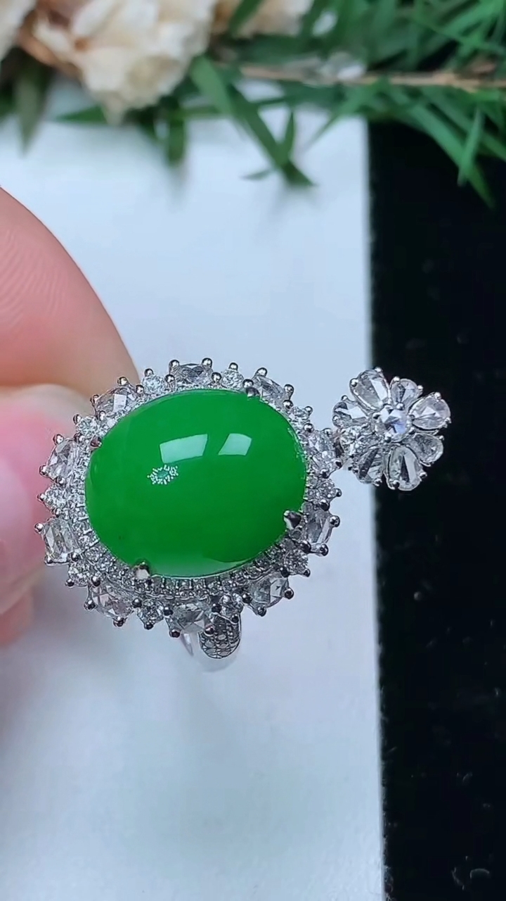 天然A货翡翠蛋面戒指 吊坠两用款，尺寸17.5-13.8-11.5，重量:7.76g2026年4月4日
工厂直销收藏佳品,种好水足，色泽均匀，有种有色，上手高大气！