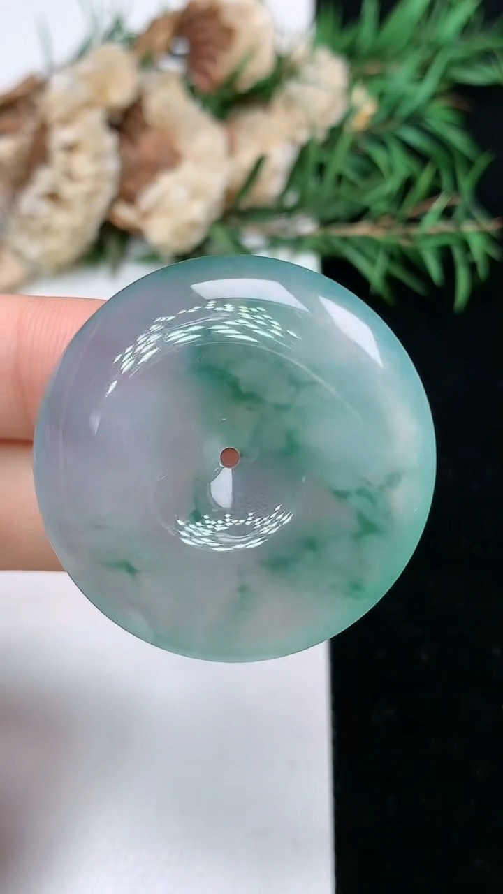 天然A货翡翠飘花平安扣吊坠，尺寸34.3-6.2，重量:14.63g
4月4日