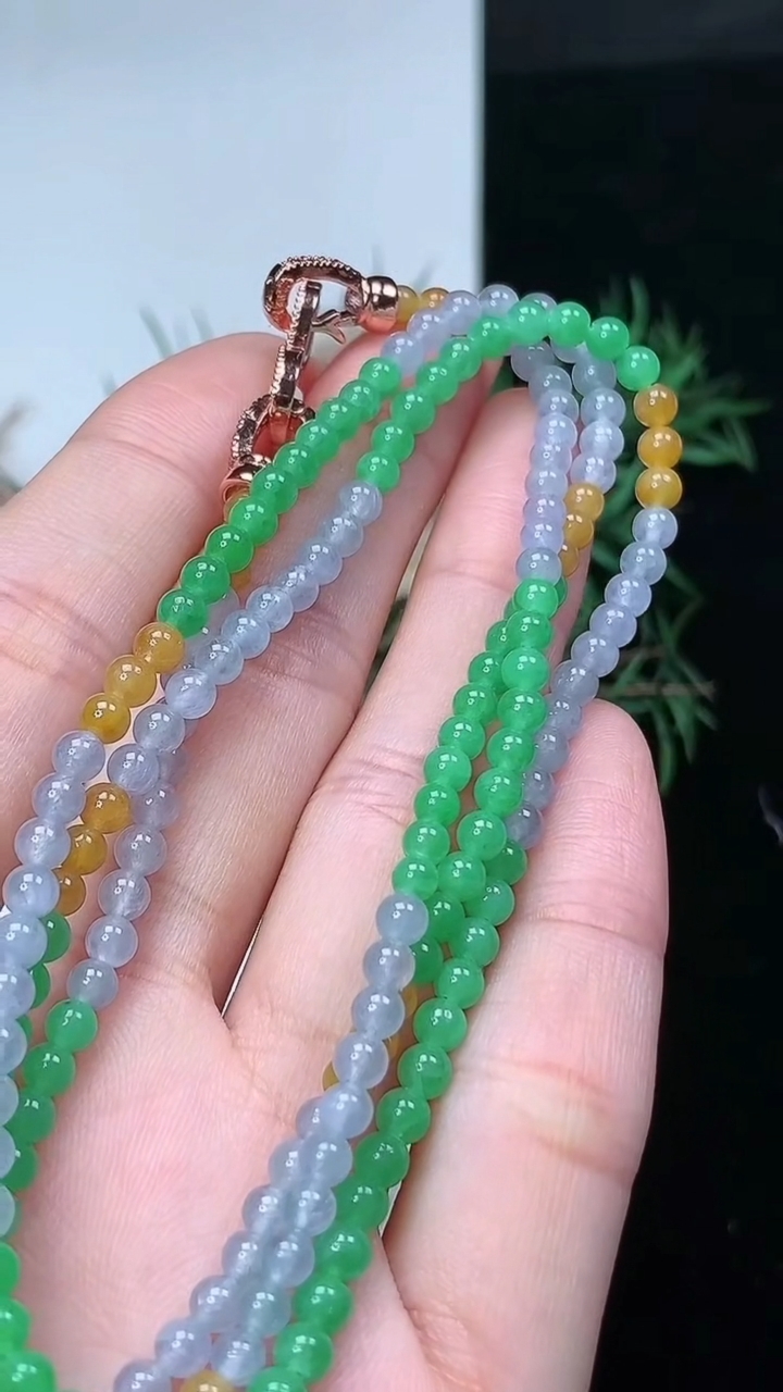 天然A货翡翠三彩小米珠项链，尺寸3.6-184颗，重量:14.15g
4月4日