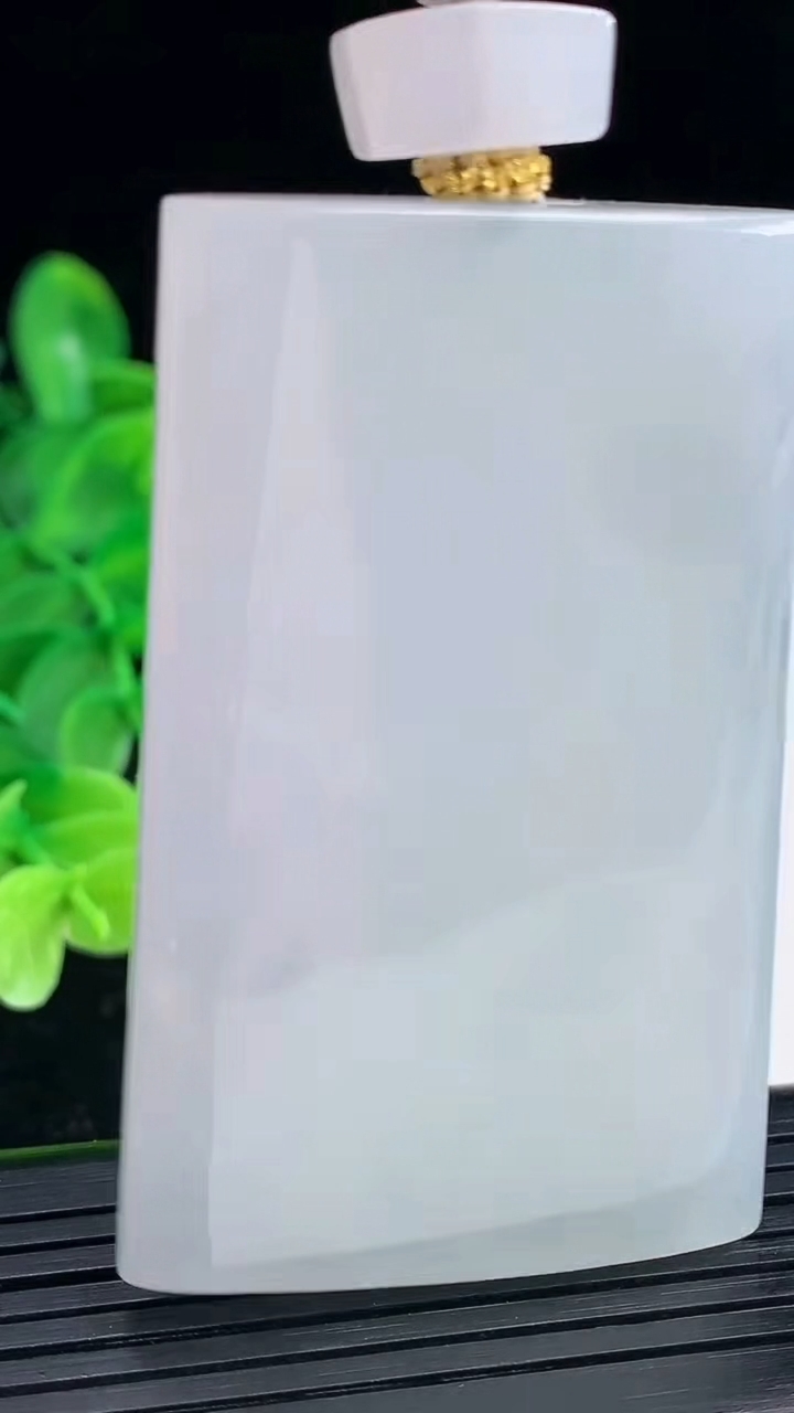 天然A货翡翠无事牌吊坠尺寸59.7-37.6-6.7重量50.33g
4月4日