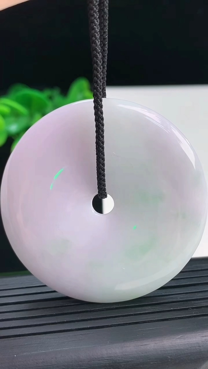 天然A货翡翠平安扣吊坠尺寸53-6.5重:36.55g 66
4月4日