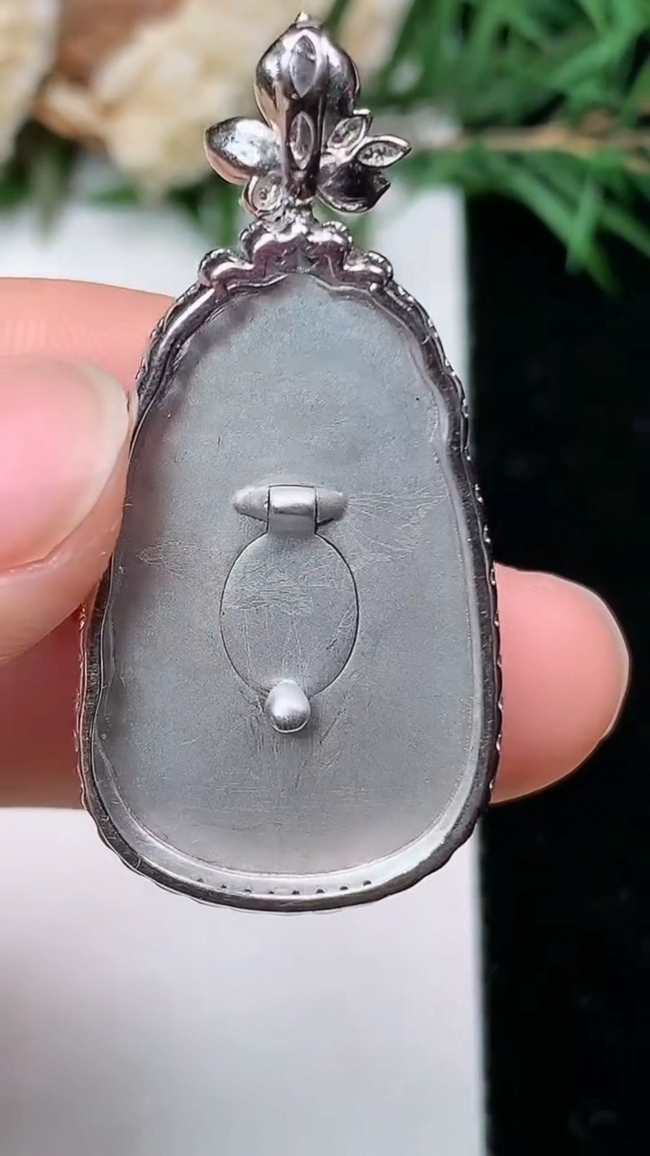 天然A货翡翠如意吊坠，尺寸39.2-18.9-7.3，裸石27-17，重量:7.22g
4月4日