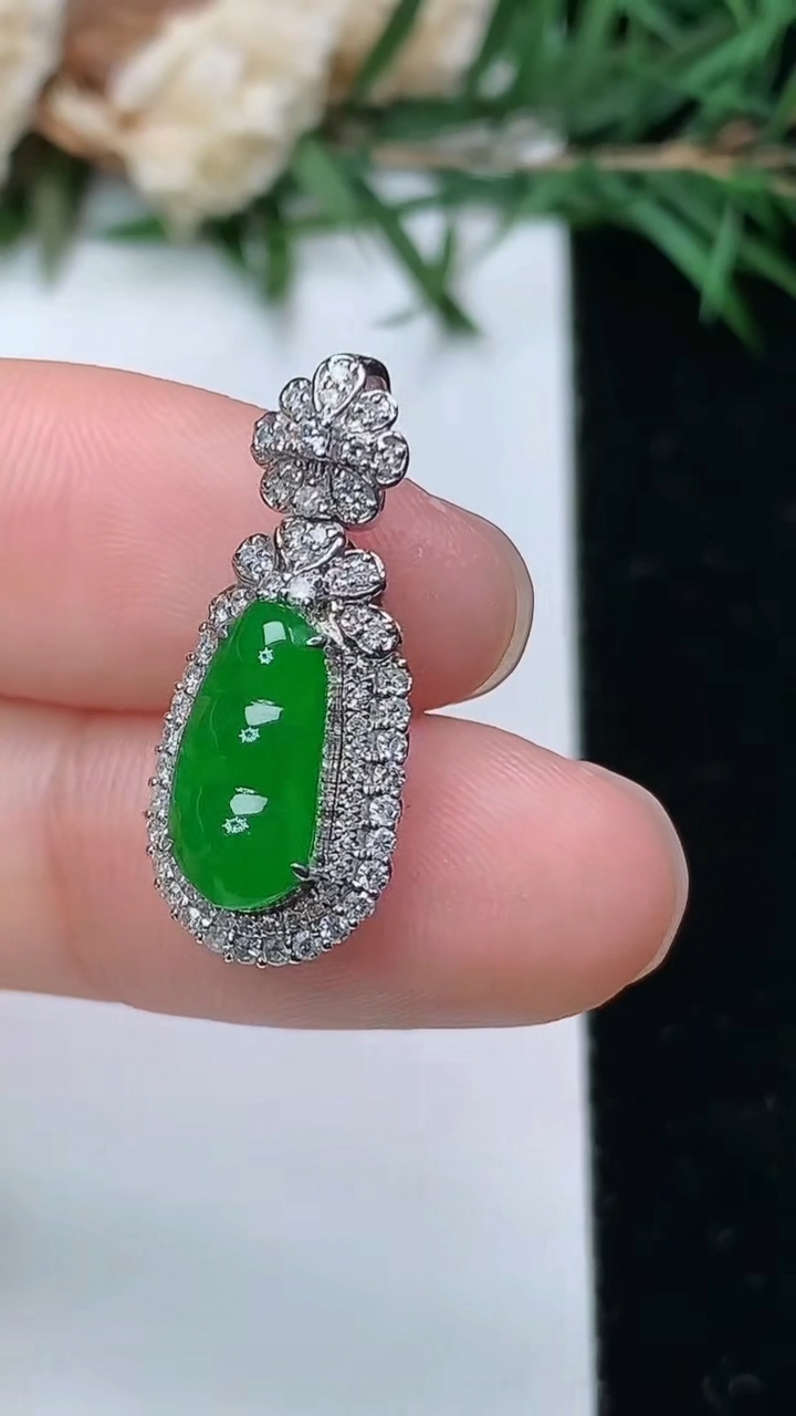 天然A货翡翠福豆吊坠，尺寸23.2-9.9-9，裸石10.9-5.8，重量:2.82g
4月4日