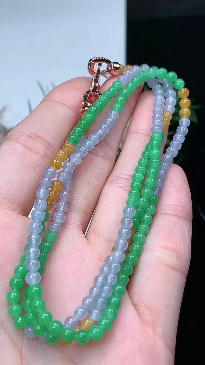 天然A货翡翠三彩小米珠项链，尺寸3.6-184颗，重量:14.15g
4月4日