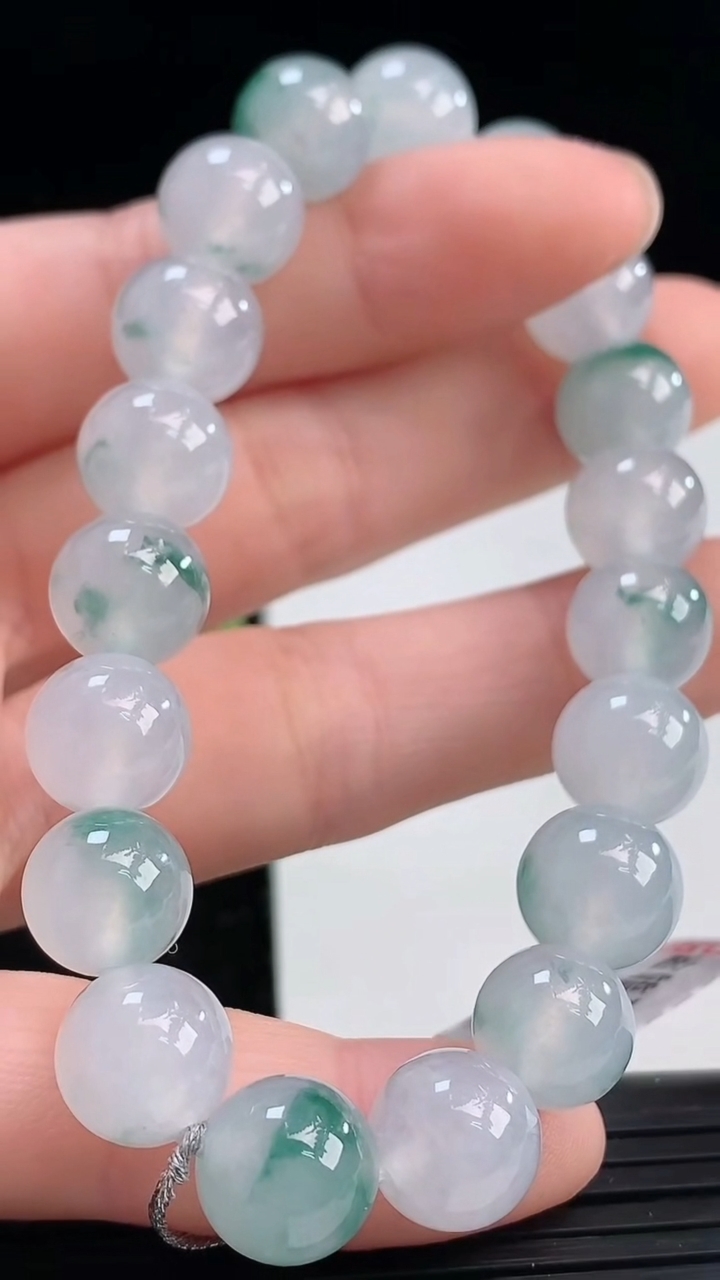 天然A货翡翠种飘花圆珠手串尺寸9.8-19颗重量:30.16g4月4日
工厂直销收藏佳品,种好水足，色泽均匀，有种有色，上手高大气！