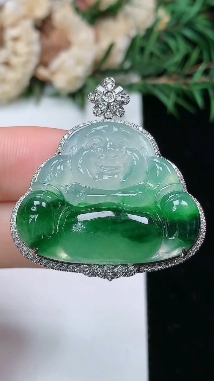 天然A货翡翠佛公吊坠，尺寸35.2-32.5-7.8，裸石23.7-29.9，重量:9.21g
4月