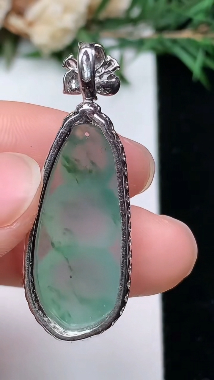 天然A货翡翠飘花福豆吊坠，尺寸37.2-13.5-9.3
4月4日