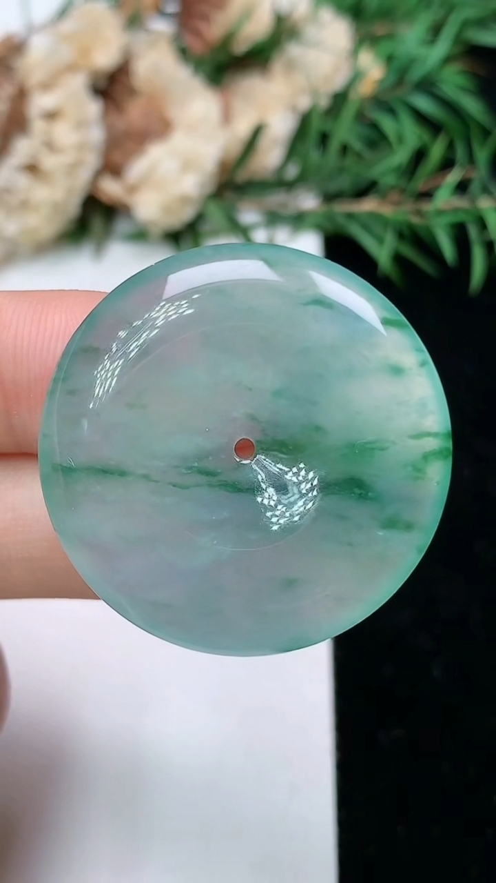 天然A货翡翠飘花平安扣吊坠，尺寸31.2-5.3，重量:10.53g
4月4日