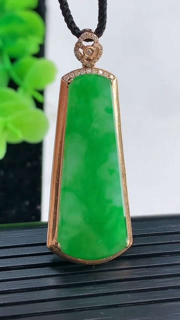 天然A货翡翠无事牌吊坠尺寸42.7-15.6-6.6裸石32.5-13.3重量:5.14g
4月4日