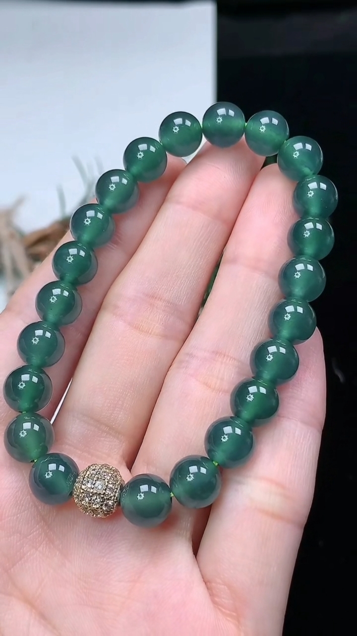 天然A货翡翠蓝水圆珠手串，尺寸8-22颗，重量:20.46g4月4日
工厂直销收藏佳品,种好水足，色泽均匀，有种有色，上手高大气！