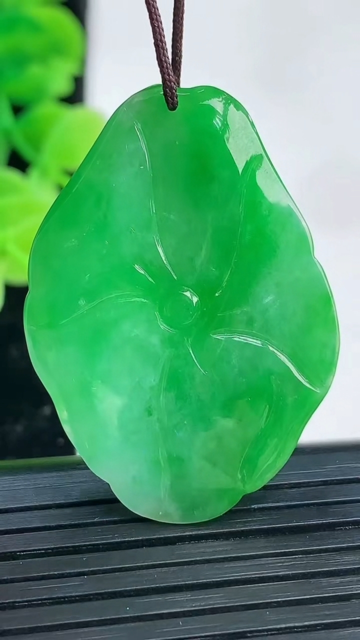 天然A货翡翠荷叶吊坠尺寸38.5-26.8-5.7重量:10.18g
4月4日