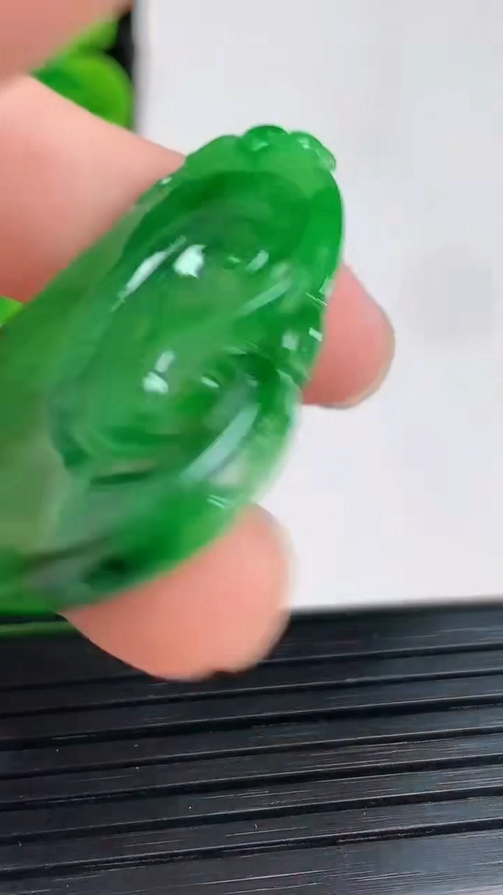 天然A货翡翠如意吊坠尺寸41.9-27.2-2.9重量:6.31g
4月4日