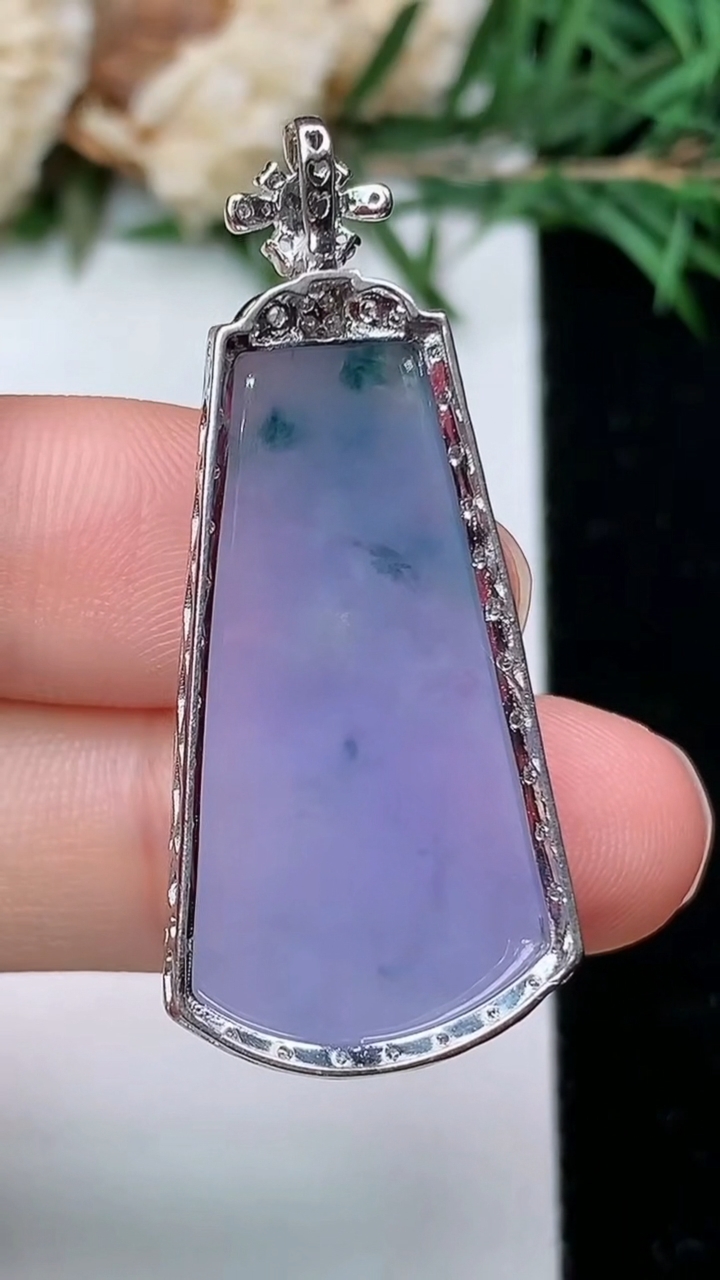 天然A货翡翠k金紫罗兰 飘花无事牌吊坠，尺寸39.7-17.4-7，裸石29-15
4月4日