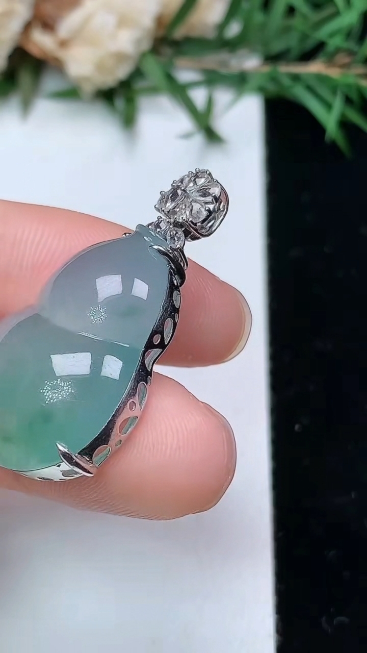 天然A货翡翠飘花葫芦吊坠，尺寸23.5-18-9.3，重量:6.65g
4月4日