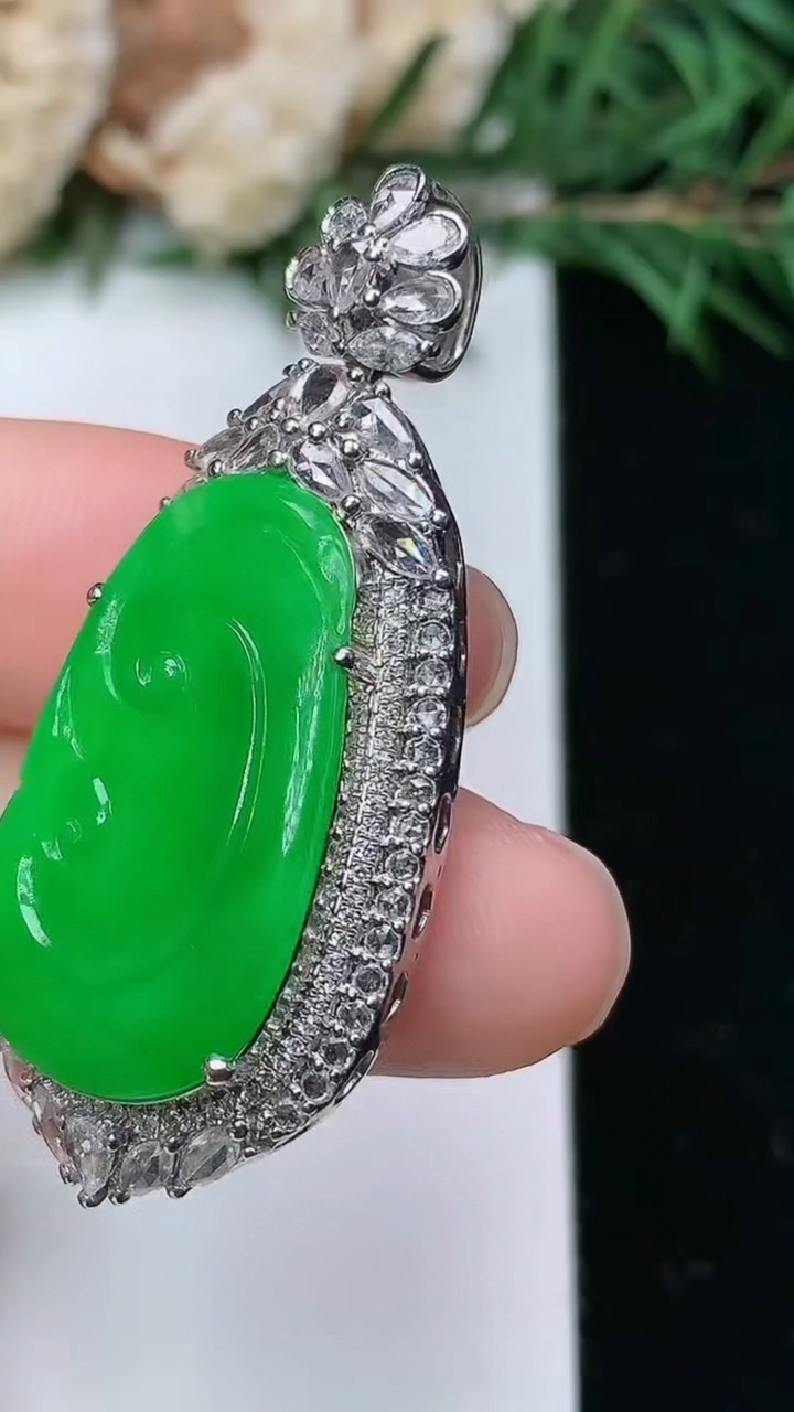 天然A货翡翠如意吊坠，尺寸42.9-19.2-10，裸石24.3-14.5
4月4日，重量:10.75g