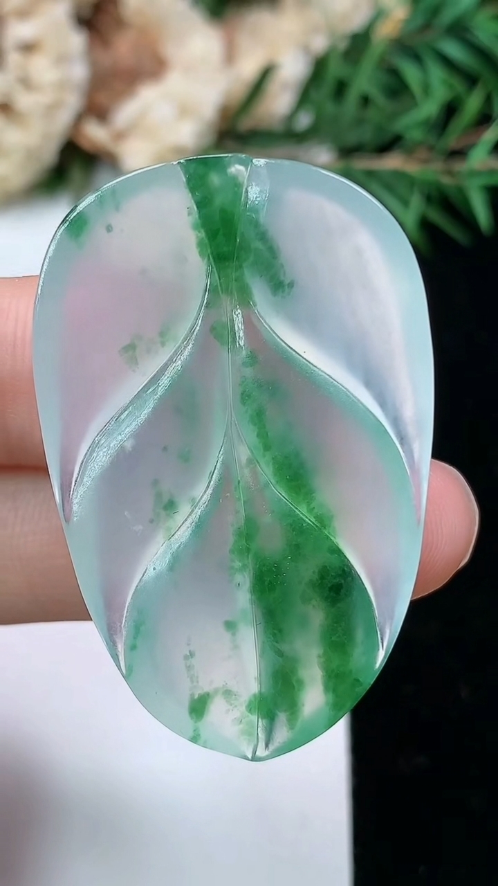 天然A货翡翠金枝玉叶 叶子镶嵌件，尺寸39.6-26-4.6，重量:8.66g
4月4日