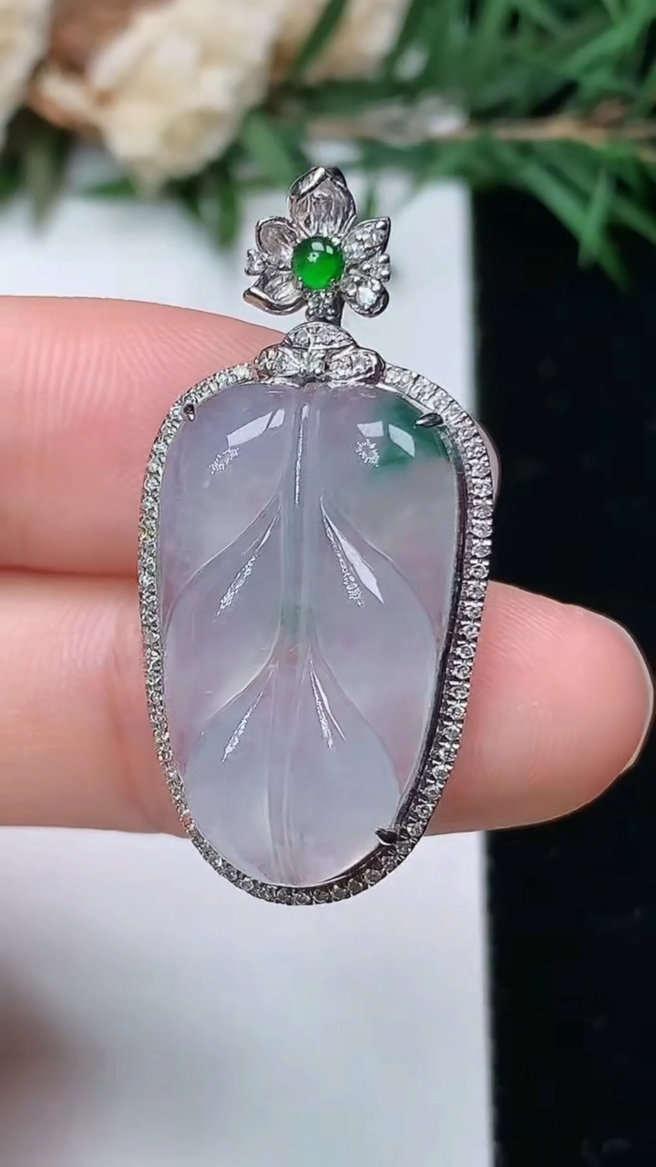 天然A货翡翠金枝玉叶 叶子吊坠，尺寸33.8-16.4-6.9，裸石22.4-13.5，重量:4.20g
4月4日