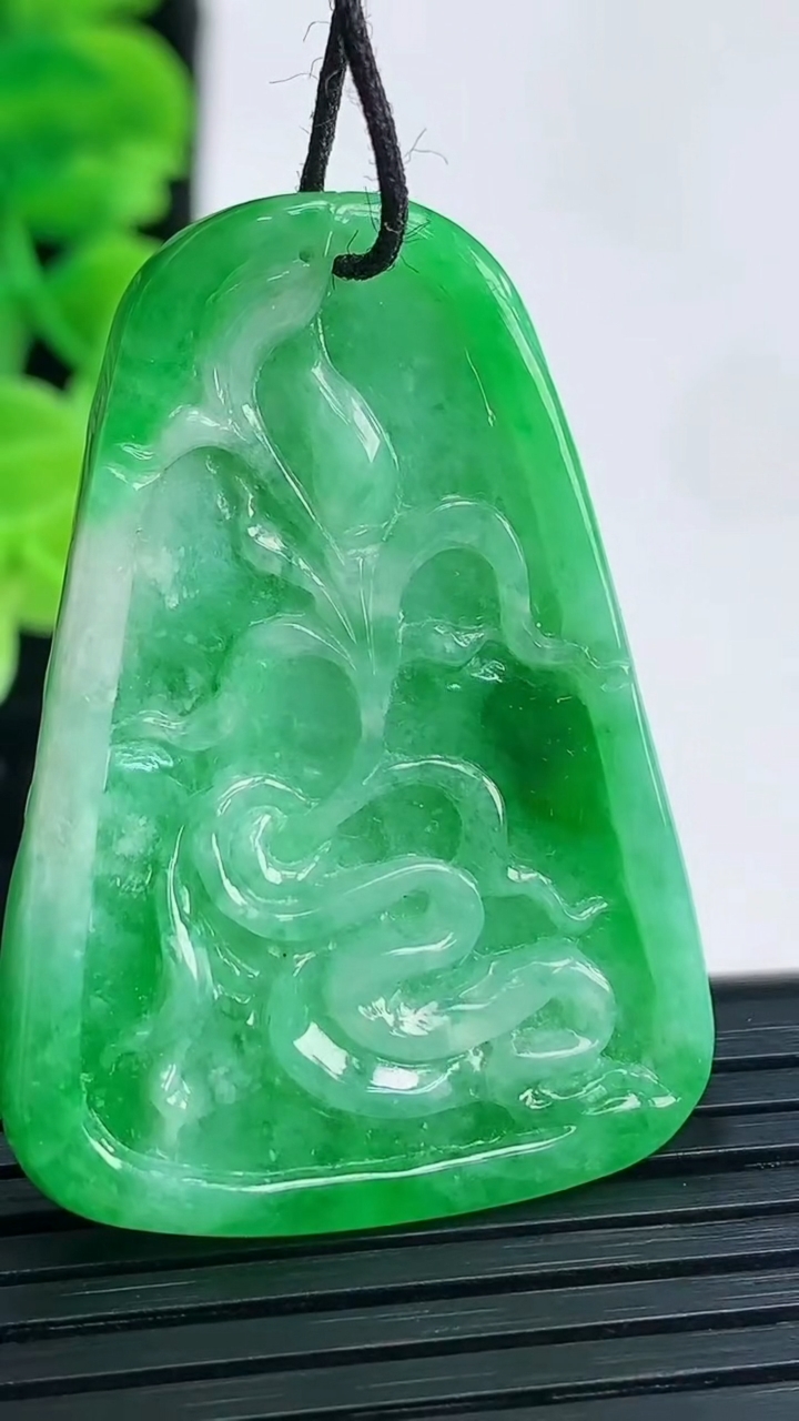 天然A货翡翠和和美美 荷花吊坠尺寸40.6-29-7.5重量:14.94g
4月4日