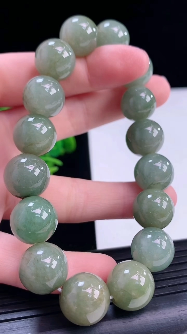 天然A货翡翠圆珠手串尺寸13.8-16颗重:64.28g 664月4日
工厂直销收藏佳品,种好水足，色泽均匀，有种有色，上手高大气！