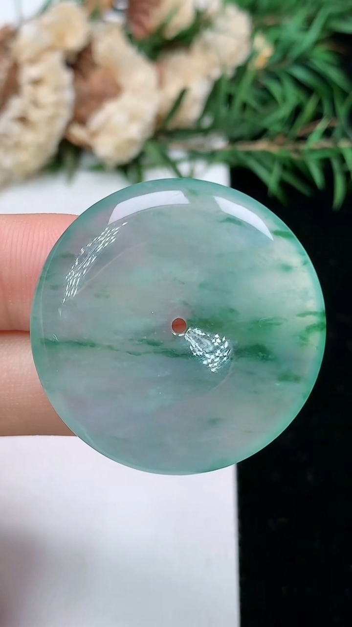 天然A货翡翠飘花平安扣吊坠，尺寸31.2-5.3，重量:10.53g
4月4日