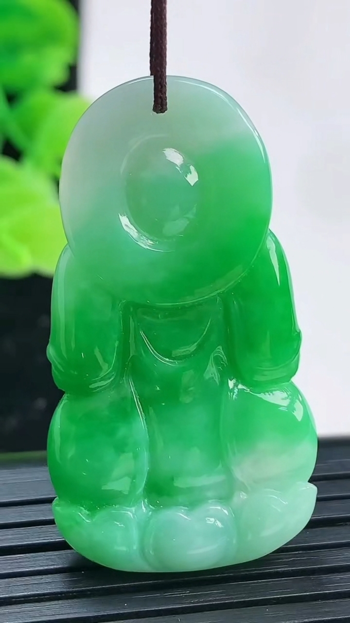 天然A货翡翠观音菩萨吊坠尺寸40.3-21.9-6.6重量:11.35g
4月4日
