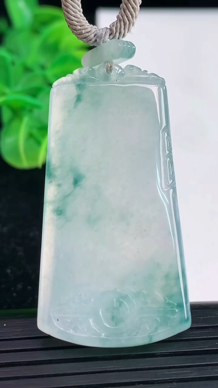 天然A货翡翠冰种飘花仿古无事牌吊坠尺寸48.9-25.4-4重量:18.31g
4月4日