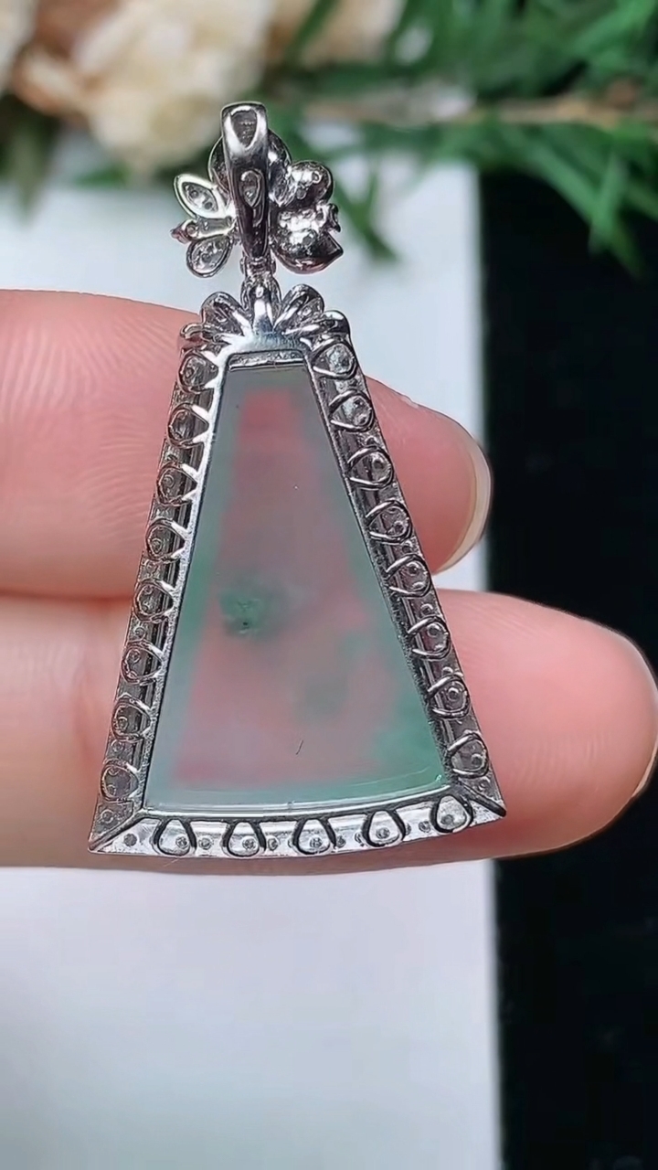 天然A货翡翠无事牌吊坠，尺寸30.9-17-7.6，裸石18.5-12.6，重量:3.53g
4月4日