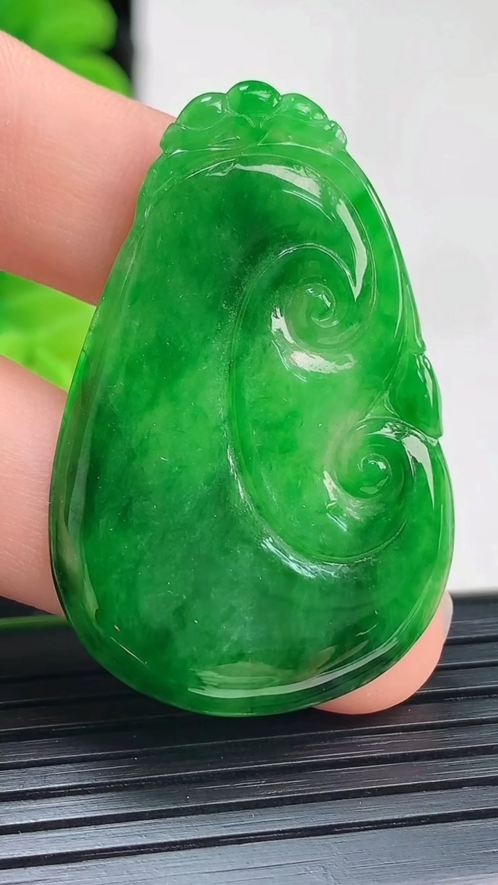 天然A货翡翠如意吊坠尺寸41.9-27.2-2.9重量:6.31g
4月4日