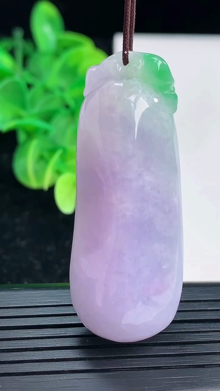 天然A货翡翠春带彩紫罗兰福瓜吊坠尺寸50.9-19.3-14.4重量:27.34g
4月4日