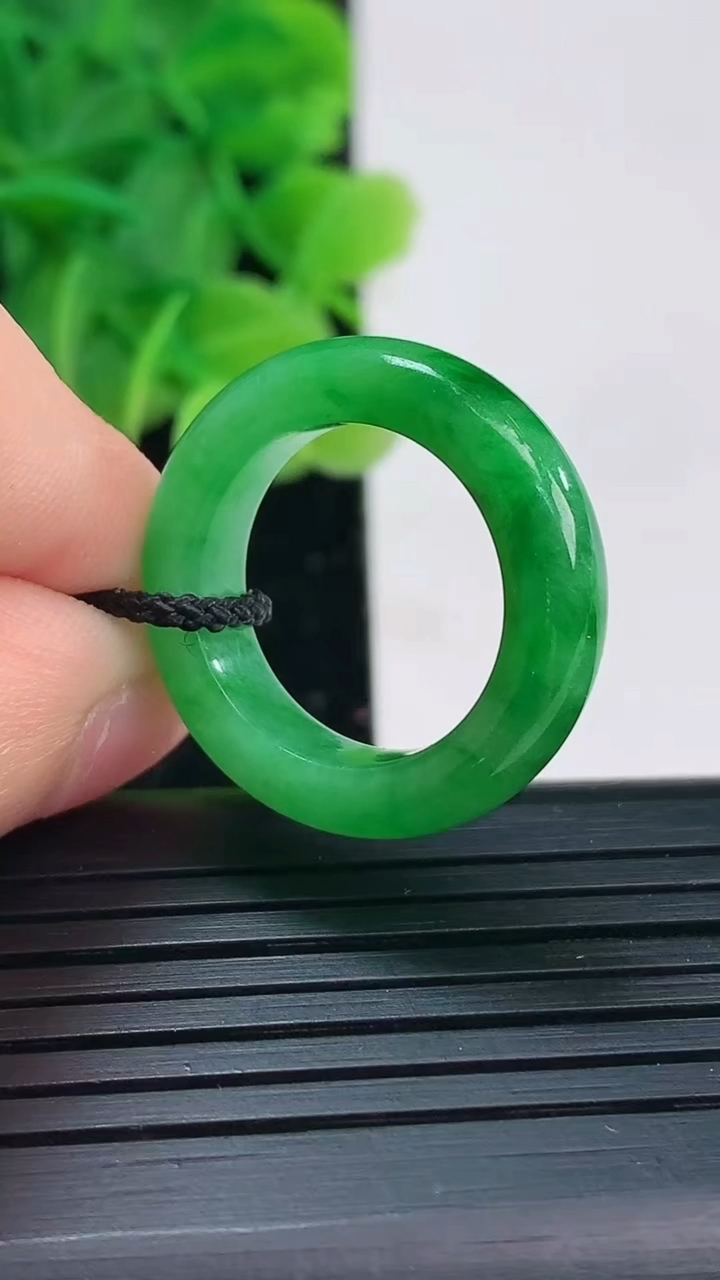 天然A货翡翠指环戒指尺寸16.4-5.3-3.8重量:4.03g2026年4月4日
工厂直销收藏佳品