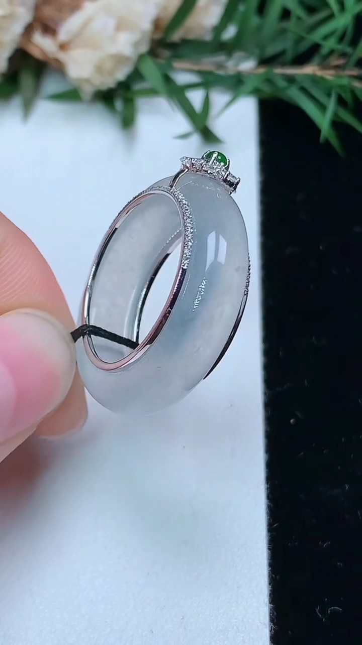 天然A货翡翠白冰指环戒指，尺寸17.8-6-3.8，重量:6.10g2026年4月4日
工厂直销收藏佳品,种好水足，色泽均匀，有种有色，上手高大气！