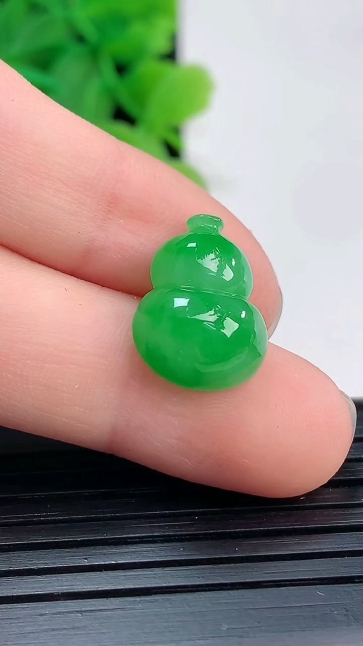 天然A货翡翠葫芦镶嵌件尺寸15.3-11.4-5.3重量:1.53g
4月4日