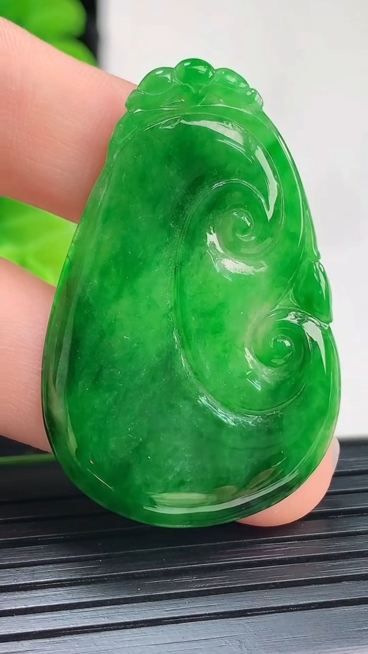 天然A货翡翠如意吊坠尺寸41.9-27.2-2.9重量:6.31g
4月4日