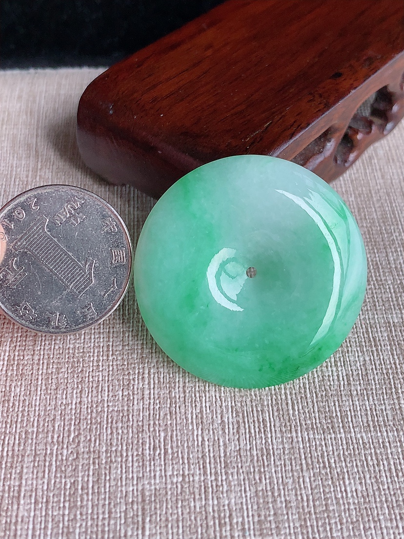 天然A货翡翠飘绿大件平安扣吊坠 
尺寸38.8-6mm 重量19.06g 0404