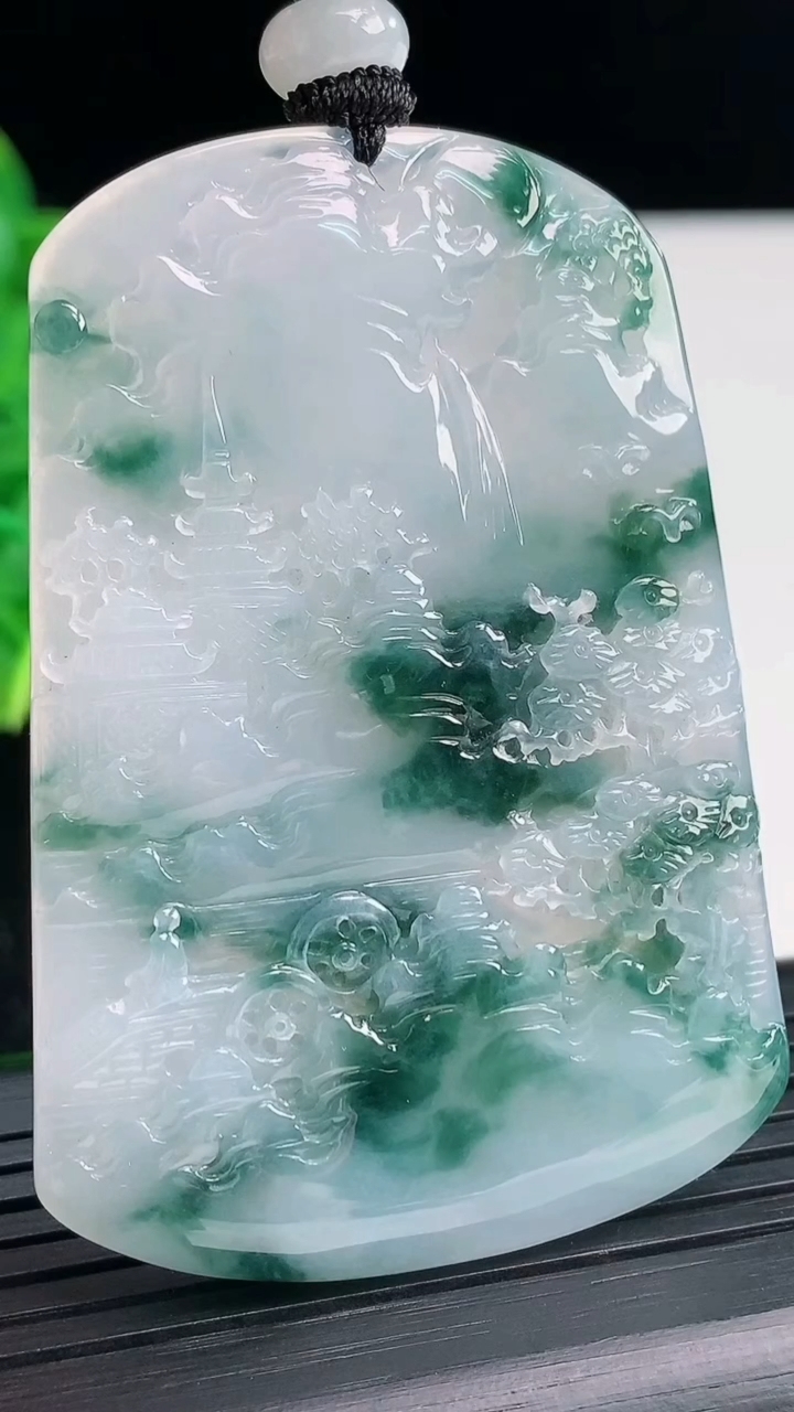 天然A货翡翠牌吊坠尺寸6-41.8-4.8重量:34.09g
4月4日