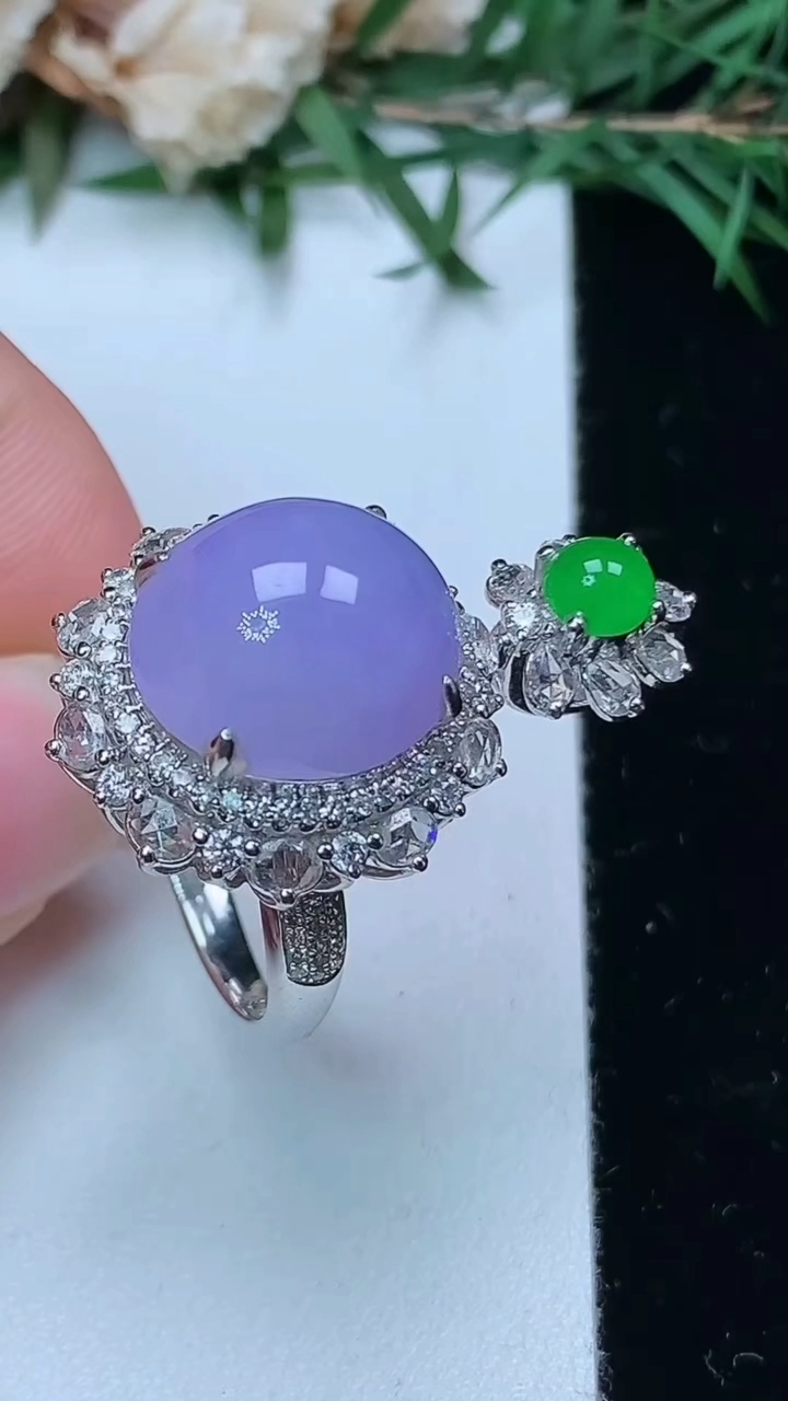 天然A货翡翠紫罗兰蛋面戒指 吊坠两用款，尺寸17.5-13.7-12.5，重量:9.10g2026年4月4日
工厂直销收藏佳品,种好水足，色泽均匀，有种有色，上手高大气！