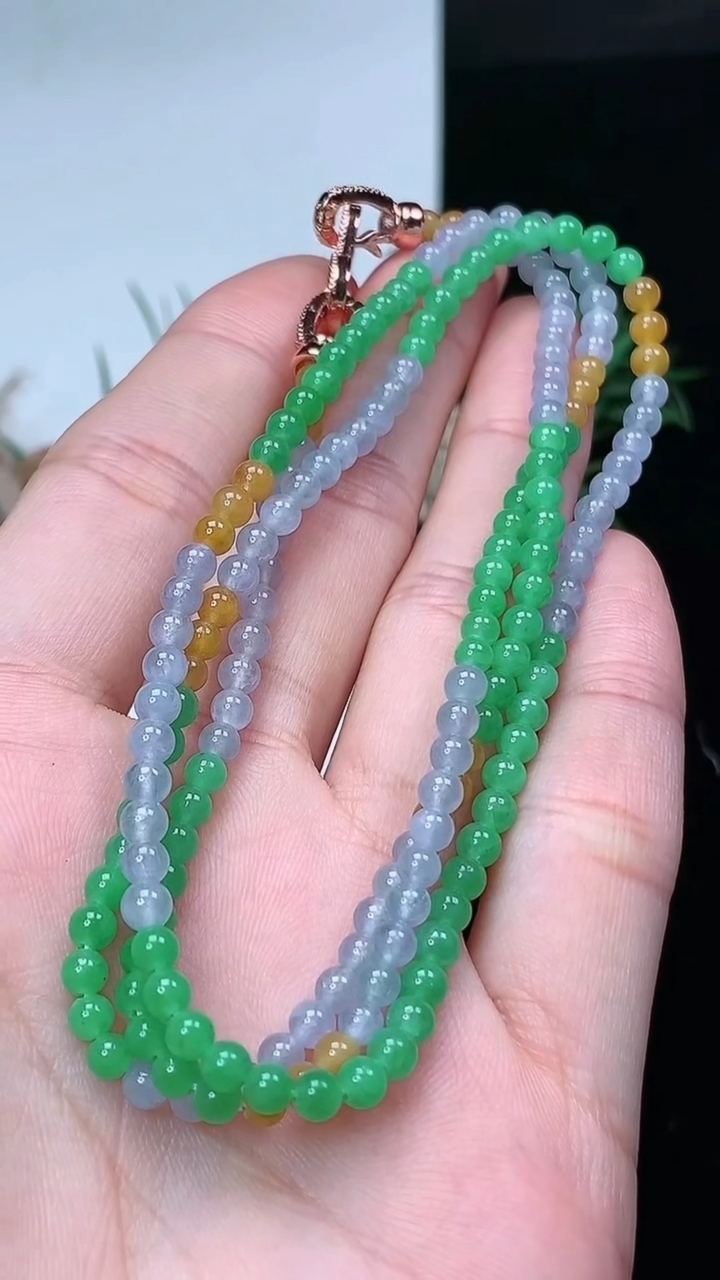 天然A货翡翠三彩小米珠项链，尺寸3.6-184颗，重量:14.15g
4月4日
