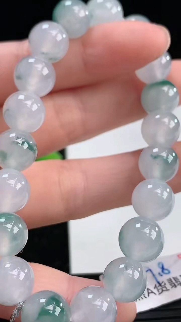 天然A货翡翠种飘花圆珠手串尺寸9.8-19颗重量:30.16g4月4日
工厂直销收藏佳品,种好水足，色泽均匀，有种有色，上手高大气！