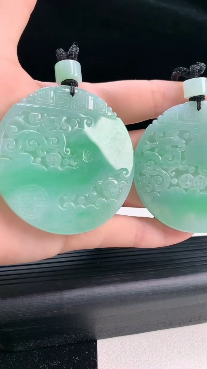 天然A货翡翠复古龙牌吊坠一对尺寸53-6.2重量:95.90g
4月4日