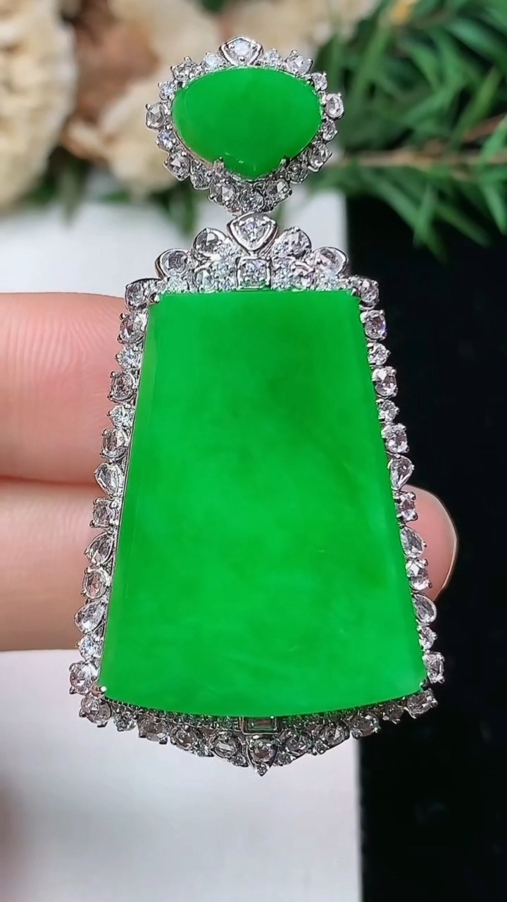 天然A货翡翠无事牌吊坠，尺寸47.8-24.3-10.5，裸石26.2-19.8，重量:11.80g
4月4日